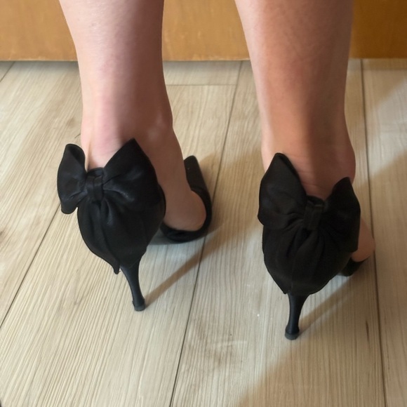 Stuart Weitzman Women’s 39 Vintage Black Point Toe Pumps Back Bow Satin Dressy - Picture 11 of 11
